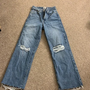 Jeanse hål  - Ett par jeanse från laget 157 jag som är runt 156 passar de precis i längden jag har fått de upp klippta så de passar mig väldigt bra i längden storlek xxs.