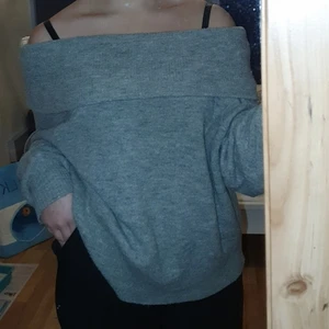 Stickad off shoulder tröja - Säljer nu en super fin och mysig stickad off shoulder tröja. Den är väldigt stretchig och lätt att klä sig till. Den går att ha vanligt men också att vika upp eller stoppa in i byxorna beroende på vad man själv gillar.  Inte nopprig eller något då jag knappt använt den. Kom med bud!