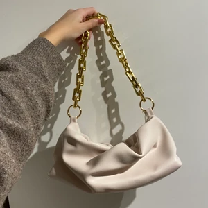 Fin väska - Fin väska. Dragkedjan är trasig så den går inte att stänga men jag har kunnat använda den ändå utan problem. Sparsamt använd.