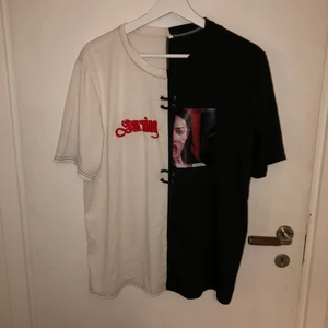 T-shirt med tryck - Halv svart och halv vit tröja, endast provad. Storlek 2XL men ser ej stor ut på L