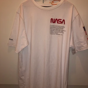 Heron Preston NASA T-Shirt - Storlek M men EXTREMT oversized. Aldrig använd, lapparna är fortf kvar