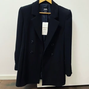 NY❗️ZARA KAVAJ - Breda axlar i Strl M. Prislappen kvar. Ord pris 699kr