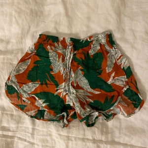 Mjukisshorts - Söta mjukisshorts men mönster. Aldrig använd då de är för små.