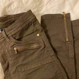 Skinny ankle chinos mörkgrön/khaki - Smickrande ankle chinos. Knappt använd, skönt och stretchig material som är sköna att ha på och röra sig i. Riktiga fickor bak och fram (förutom dragkedjorna) Helt felfri