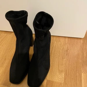 H&M stövletter - Svarta stövletter från H&M i stl 37. För stora för mig och helt oanvända. 