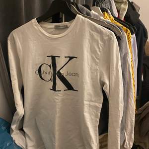 Calvin Klein tröja i storlek M, sparsamt använd (skrynklig på bilden men såklart tvättas den innan den skickas). Vid frågor skriv gärna ett pm💕