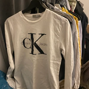 Calvin Klein tröja - Calvin Klein tröja i storlek M, sparsamt använd (skrynklig på bilden men såklart tvättas den innan den skickas). Vid frågor skriv gärna ett pm💕