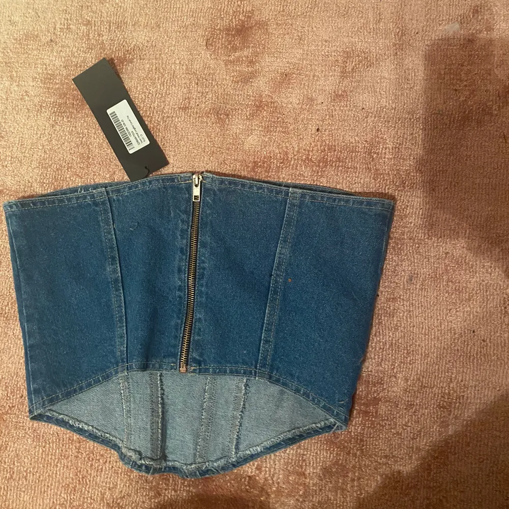 Världens snyggaste topp i jeans! Helt oanvänd med prislapp kvar, köpt för 300kr. Strl 40 men passar 34-36. Toppar.