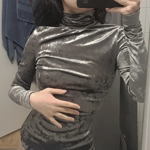 Grå/silver turtleneck - Fin och hel, endast provat