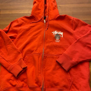 Stuzzy Zip Hoddie Röd M - Stuzzy Zip Hoddie Röd Storlek M bra skick  Nypris 1400 Pris 700 SMS eller Ring 0708942932