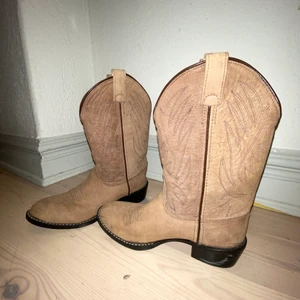 cowboyboots st 36 retro  - JÄTTEFINA lite kallbruna cowboy boots i storlek 36 (små 36 or) de är i mycket bra skick och har inga tecken på användning förutom att ena sulan saknas i ena skon. Jag bjuder på fri fri frakt, priset är diskuterbart vid snabb affär. ❤️