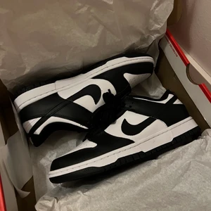 Nike dunk low Black White i 38.5 - Säljer ett par dunk lows i storlek 38.5 i färgen svart vit. Nytt skick, allt medföljer inkl. Kvitto. 