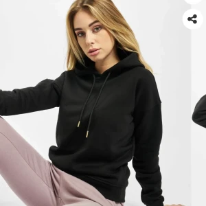 Urban Classics hoodie  - Svart Urban Classics hoodie i strl M. Aldrig använd. Ordinarie priset för den var 481 kr. Köparen står för frakten. 