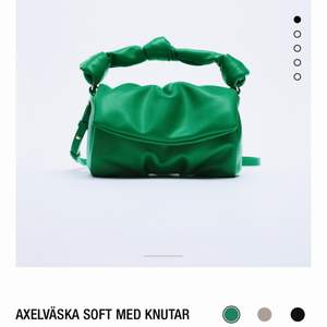 Säljer denna superfina gröna väskan från Zara. Säljer pga kommer ej till användning. Skicket är som nytt! 💚 Det går även att ta bort bandet så man kan använda den som en handväska.