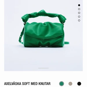 Grön Zara väska - Säljer denna superfina gröna väskan från Zara. Säljer pga kommer ej till användning. Skicket är som nytt! 💚 Det går även att ta bort bandet så man kan använda den som en handväska.