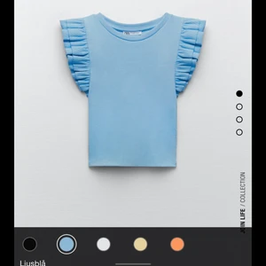 Zara top - Säljer min blå zara top. Tröjan är blå med volangärmar i stl S (minsta storleken). Säljer för att den är för liten på mig. På zara kostar den 99kr och jag säljer den för 45 + frakt 24kr🤩<33 kontakta mig om du är intresserad, skickar alltid postbevis o försöker posta paketet så fort som möjligt du swishat!!