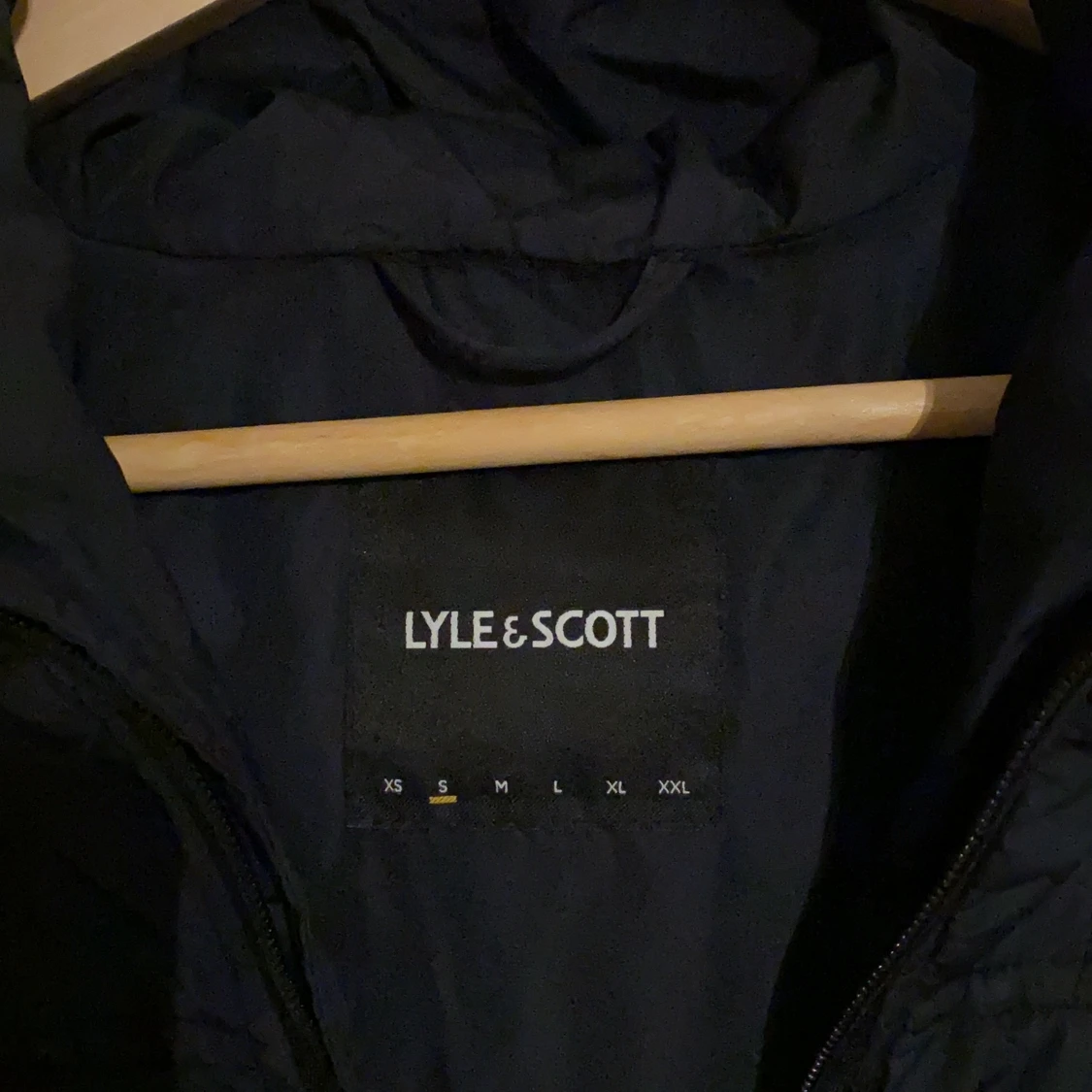 Svart jacka, Lyle & Scott - 38