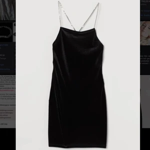 Fest klänning  - Snygg festklänning från HM. Använd 1 gång! Skriv för frågor, frakt tillkommer 💘