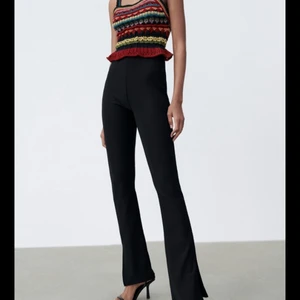 Zara kostymbyxor  - Tighta kostymbyxor med slits från Zara. Något små i storleken men långa ben. Helt oanvända, prislapp kvar. 