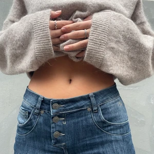 Lågmidjade jeans NoaNoa - Coola lågmidjade jeans från NoaNoa. Storlek midja: 79 cm Innerbenslängd: 81 cm! 😍😍