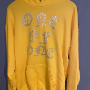 ONE OF ONE Hoodie - Säljer min pojkväns ONE OF ONE hoodie som bara legat i garderoben och aldrig används (nyskick alltså). Storlek L stickers medföljer. Passar S-L beroende på hur man vill att den ska sitta. För mer bilder kontakta mig❤️