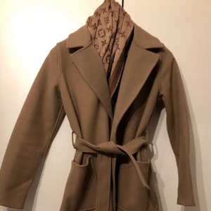 Kappa i fint skick -beige st 36 - Obetydligt använd kappa med knytskärp. Inte jättevarm men i fint skick och passar till det mesta. 