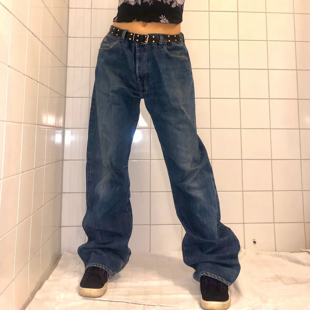 Baggy, unika jeans från Diesel!! Innerben: 86cm! Midjemått: 94cm men passar på mig med w26 med skärp! Är 170cm 🌼🌼. Jeans & Byxor.