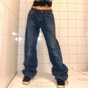 FETA JEANS - Baggy, unika jeans från Diesel!! Innerben: 86cm! Midjemått: 94cm men passar på mig med w26 med skärp! Är 170cm 🌼🌼