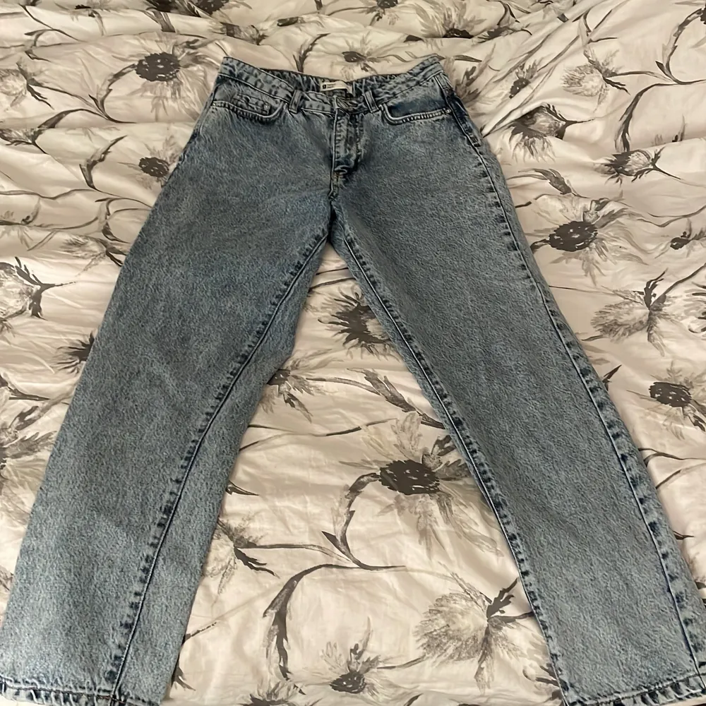 Säljer ett par fina jeans från ginatricot då jag inte kan ha dom längre, tror denna modell kallas mom jeans☺️. Jeans & Byxor.