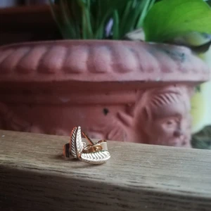 Örhängen fjädrar - Jättefina klassiska örhängen men fjädrar i guld. Aldrig använda! 