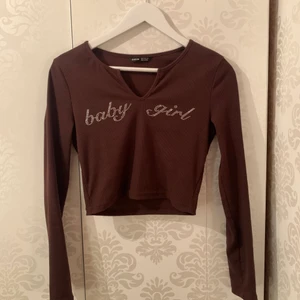 brun tröja med rhinestones - stl m, skulle säga att den är liten i storleken. använd 2 gånger. köparen står för frakten.