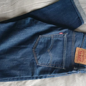 Levis 508 - Sjukt häftiga byxor som man kan ha som baggie till sneakers.. Jätte bra skick