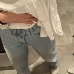 Raka ljusblåa jeans,  - Skit snygga ljusblåa jeans från lager157🤩 säljer för dom inte kommer till så mycket användning längre. Storlek xxs, passar mig som brukar ha xs/s. (32-34) Perfekt läng för mig på 161 cm. Swich finns❤️ 