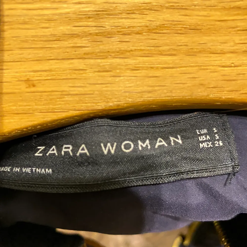Zara jacka, i bra skick. Säljes för 250kr, i storlek S. Köparen står för frakten, kan mötas upp i Stockholmområdet. . Jackor.