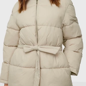 Vinterjacka från Nelly - Superfin & skön vinterjacka från Nelly. Nyskick. Säljes då jag behöver plats i garderoben.  Storlek Xs.  Nypris: 799kr Mitt pris: 450kr