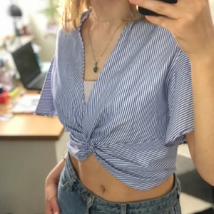 söt topp med volander - randig topp med volanger som ärmar. har resår i ryggen så den är lite stretchig 🦋 skriv för fler bilder eller om du har några frågor 