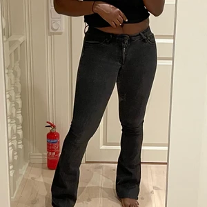 Bootcut jeans - Ett par snygga bootcut jeans från crocker. Låga i midjan och långa i benen så de faller fint även med klackar. Jag är ca 174-175cm