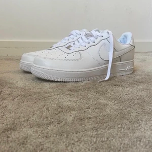 Nike air force 1 - Aldrig använde köpte för ett tag sedan men fel storlek. Storlek 43