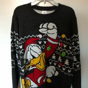 Disney jultröja - Disney jultröja strl M väldigt stor i storlek Aldrig använd Pris 500kr + frakt