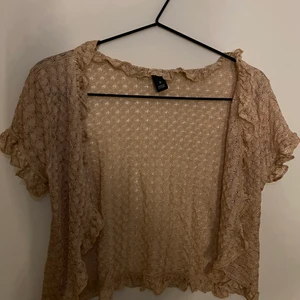 Beige kofta💖 - Tunn beige kofta, snygg att ha över ett linne eller till en kjol💞 Fint skick! Köpte för 50kr på en loppis för ett tag sedan och användes bara ett par gånger, säljer för 100kr direkt och möts upp i Stockholm💖 Skriv om ni har nån fråga💖🤩🤩