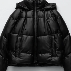 Zara jacka  - Säljer denna vinterjackan i svart från zara som aldrig är använd, lappen sitter dessutom kvar. Nypris 700 kr. Fråga för fler bilder 