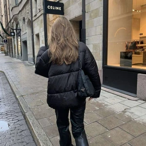 Svart vinterjacka - Snyggaste vinterjackan från weekday! Passar till allt!! Fickor med dragkedja! Storlek xs men passar även s och xxs! Köparen står för frakt ❤️