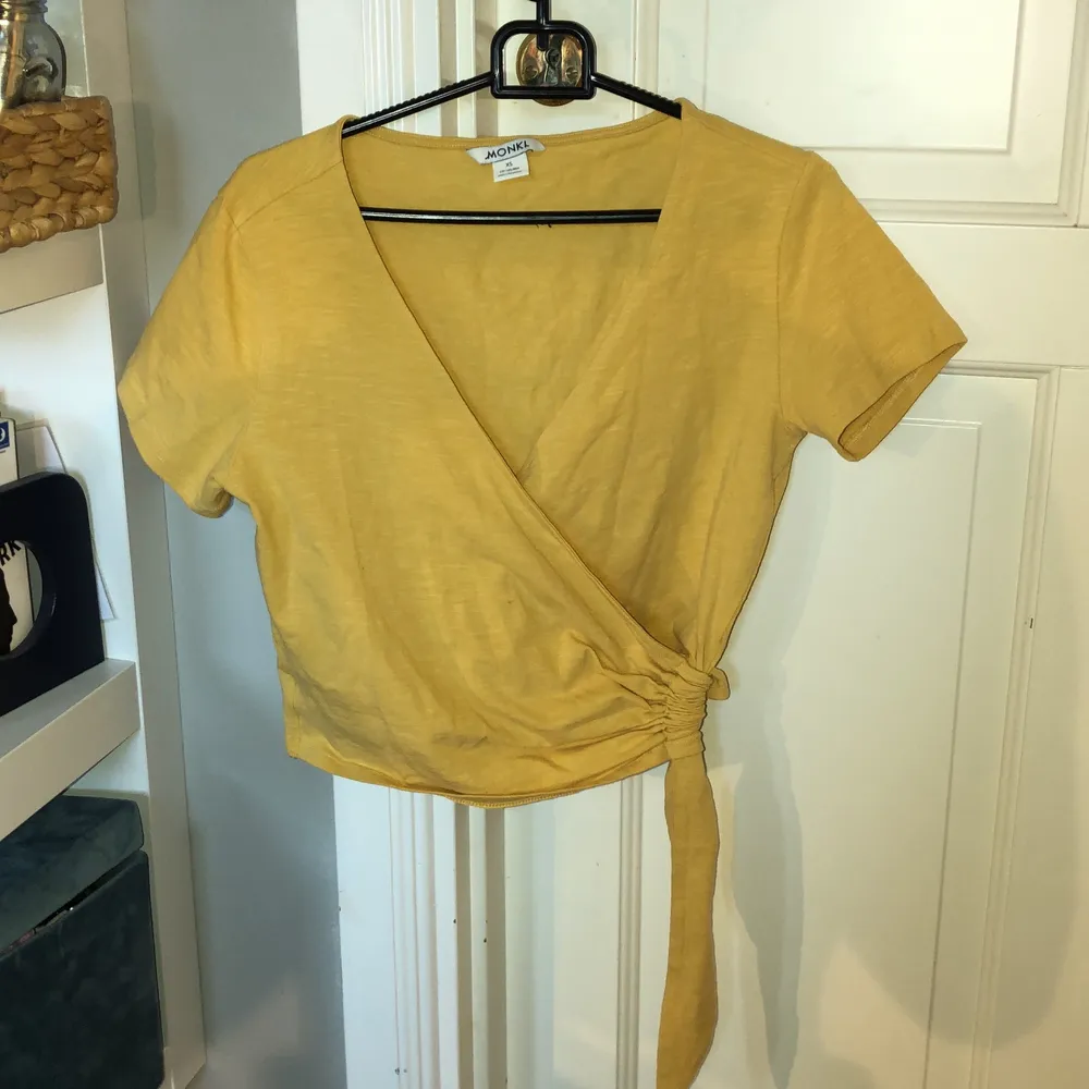 Jätte jätte fin gul tröja som är korsat över bröstet.💛 jättebra skick å passar perfekt till sommaren💛 strl xs och kostar 60kr+24kr frakt!!. T-shirts.