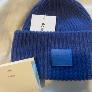 Acne mössa - Säljer min as snygga acne mössa då jag vill köpa en annan färg, den är ca 2 månader gammal , kvitto osv medföljer 💕inköpt för 1100 och säljer för 850