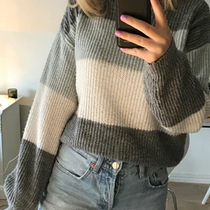 Stickad tröja - Stickad tröja från nakd, jättemysig och sticks inte alls, pris: 130kr +frakt 66kr ❣️