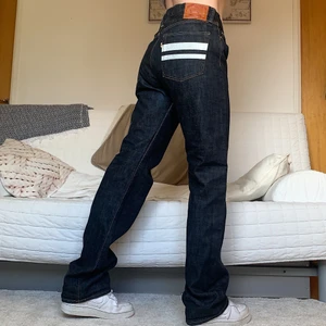 Momotaro Jeans - Säljer dessa supercoola japanska jeans från Momotaro (2-3k nypris)! Storleken är W34, 89cm midja och 88cm innerbenslängd! Jag på bilderna är 172cm och brukar bära storlek 38/W28/S-M❤️