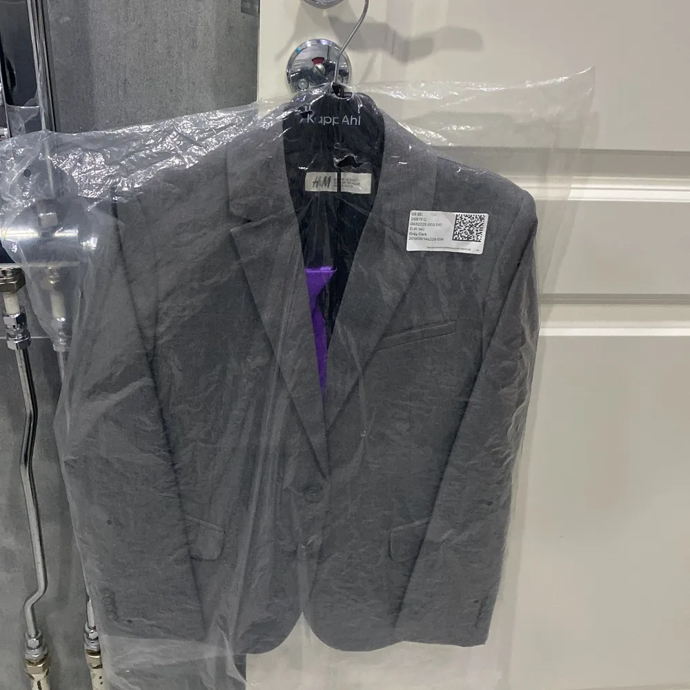 Kavaj från H&M i storolek 140/168 från 9-10 år kommer med lila slips . Kostymer.