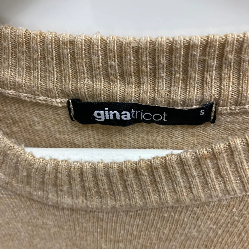 Säljer denhär as snygga och trendiga stickade tröjan från Ginatricot i storlek S. Tröjan har slits och lite längre där bak. Tröjan är i nytt skick och så skön. Frakten beror på vilket paket plager får plats i ❤️. . Stickat.