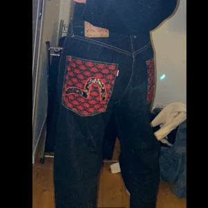 Evisu Jeans  - Jätte bra skick, använt fåtal gånger! Köpta här på plick❤️‍🔥 passar från XS-M och går att ha lågmidjade! budgivning om många är intresserade🖤 köp direkt för 800kr
