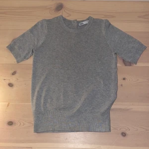 Grå tröja🎸✨ - Grå tröja från zara🤩💘 säljer då den ej kommer till användning, i storlek S🎸💕 nypris: 229 ✨😝 skriv vid intresse elr frågor